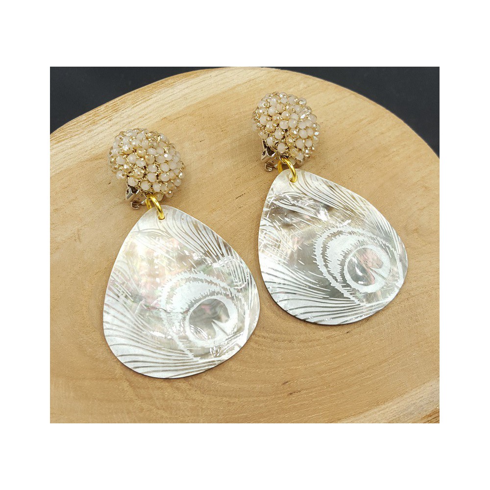 Oorbellen met beige kristallen en schelp met gouden pauwenveer