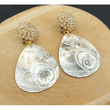 Oorbellen met beige kristallen en schelp met gouden pauwenveer
