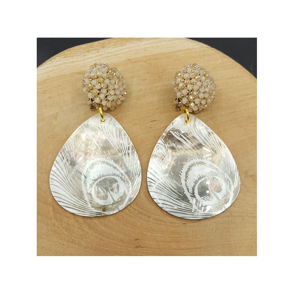 Oorbellen met beige kristallen en schelp met gouden pauwenveer