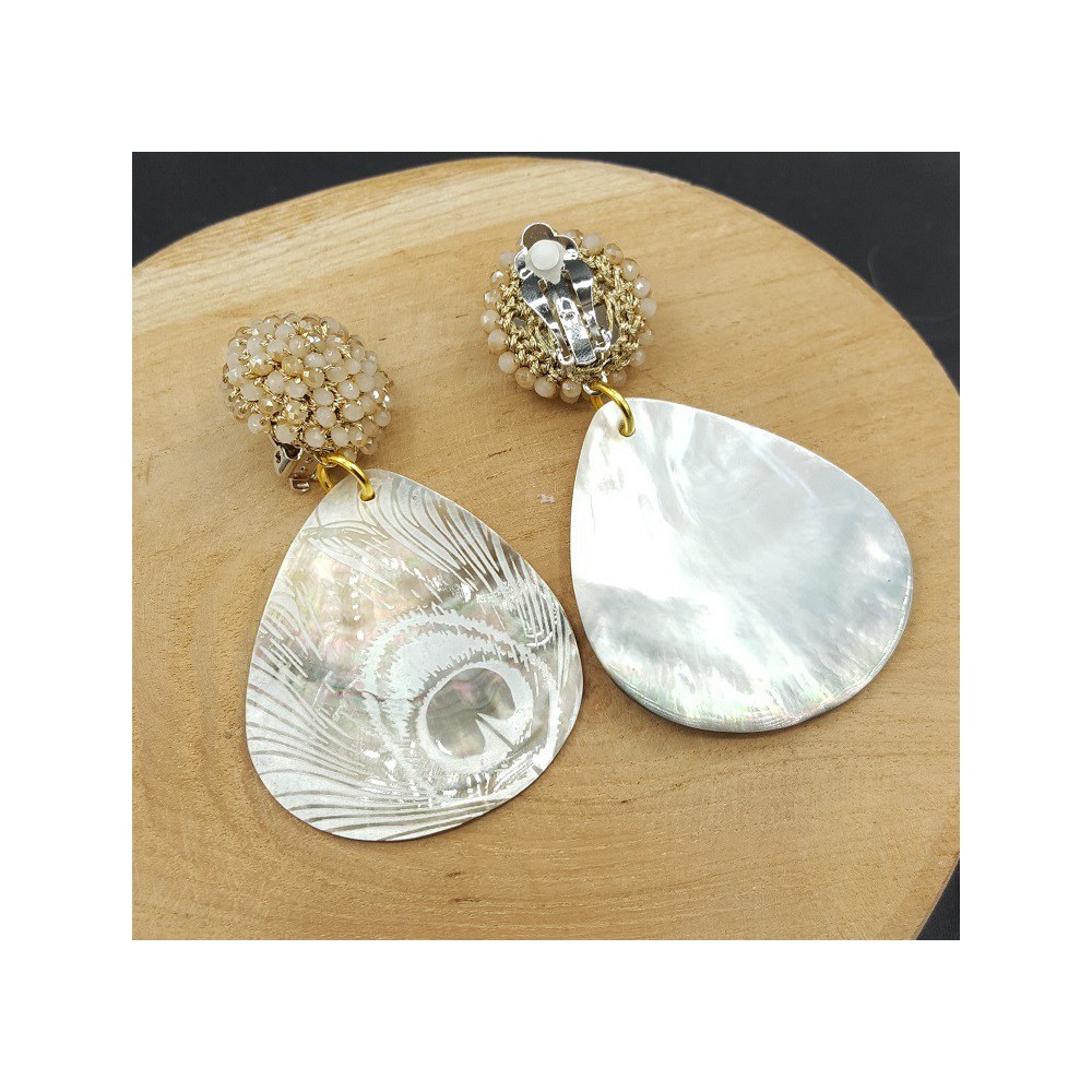 Oorbellen met beige kristallen en schelp met gouden pauwenveer