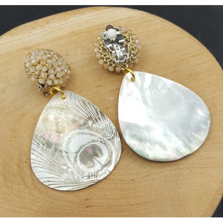 Oorbellen met beige kristallen en schelp met gouden pauwenveer