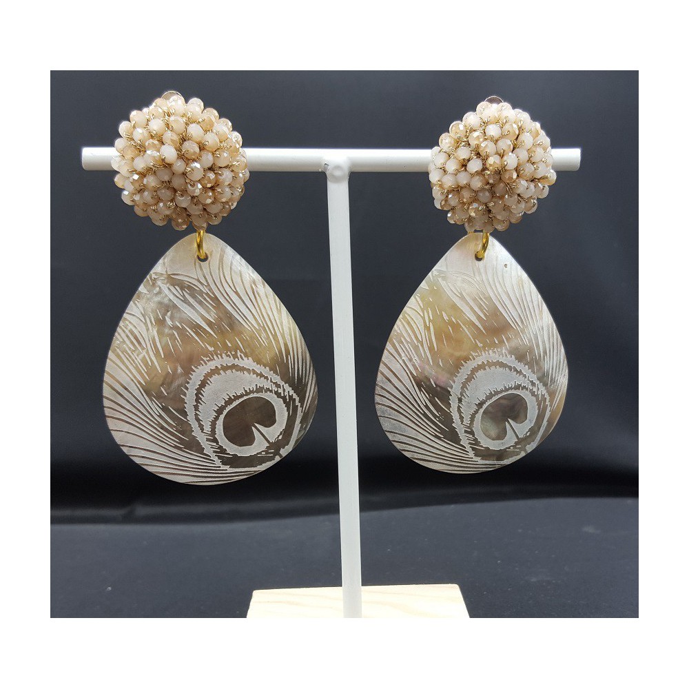 Oorbellen met beige kristallen en schelp met gouden pauwenveer