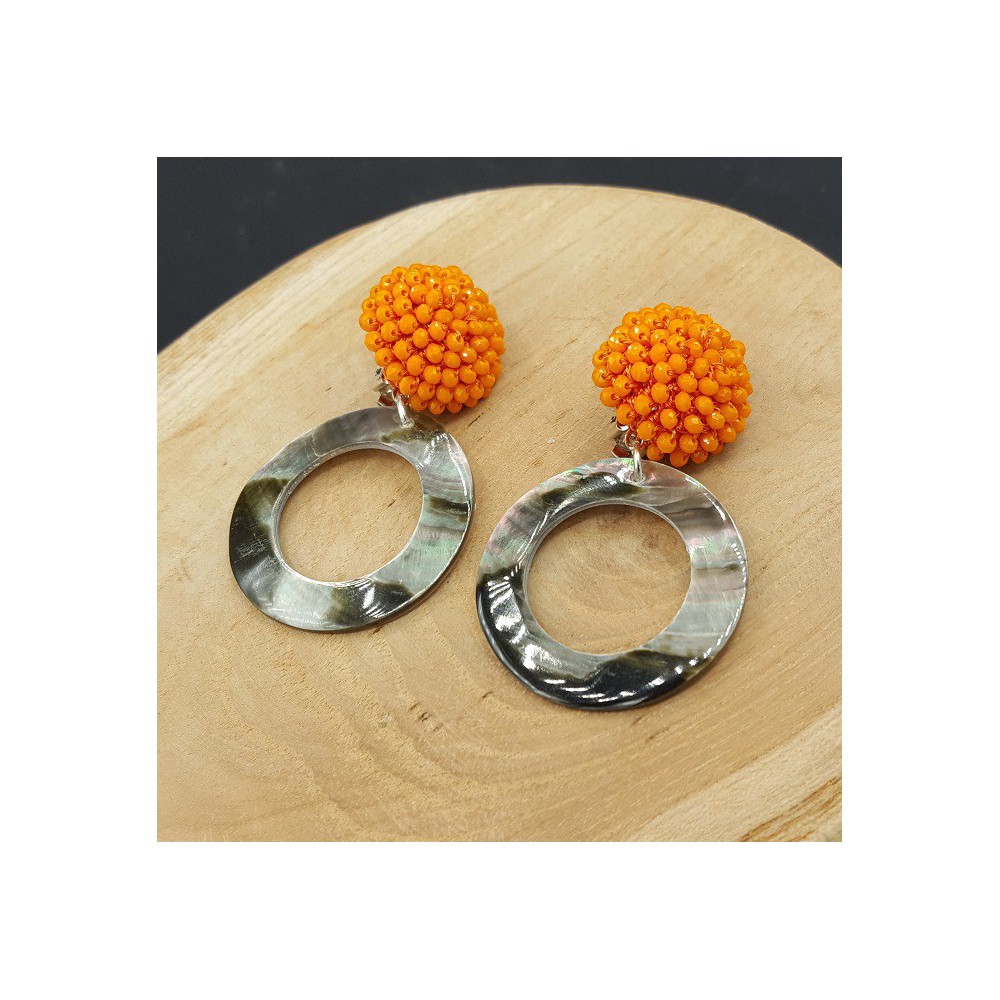 Oorbellen met oranje kristallen en schelp hanger