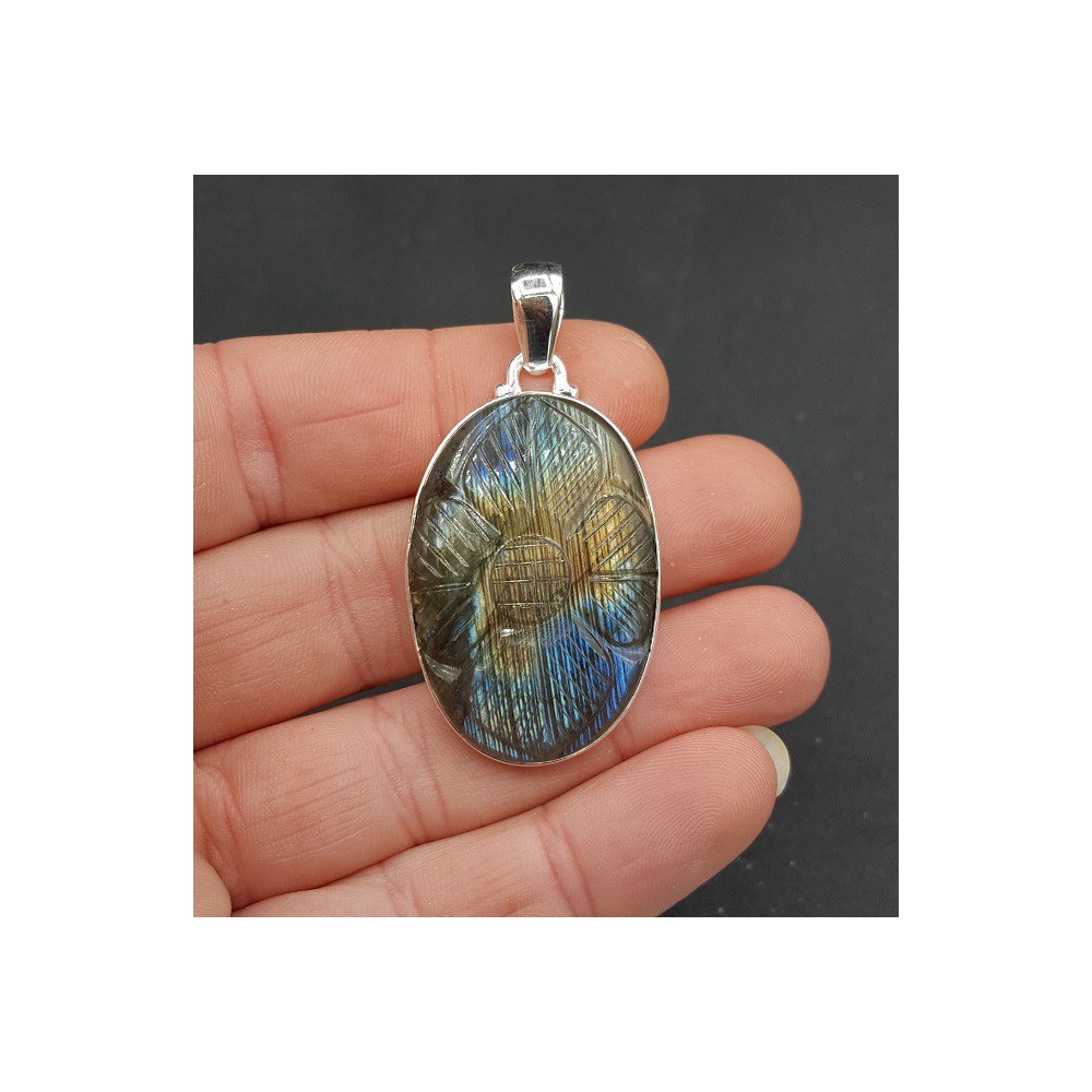 Silver pendant with oval-cut Labradorite