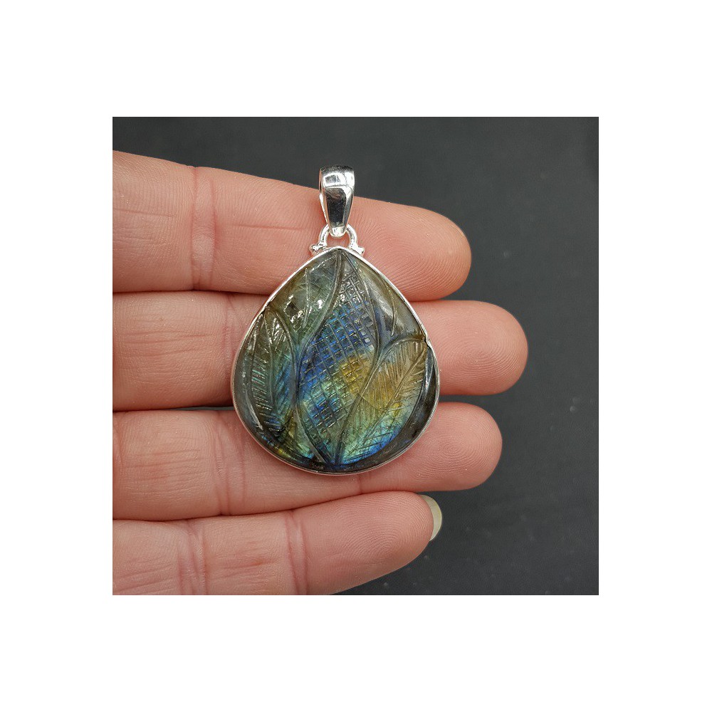 Silver pendant with wide oval-cut Labradorite