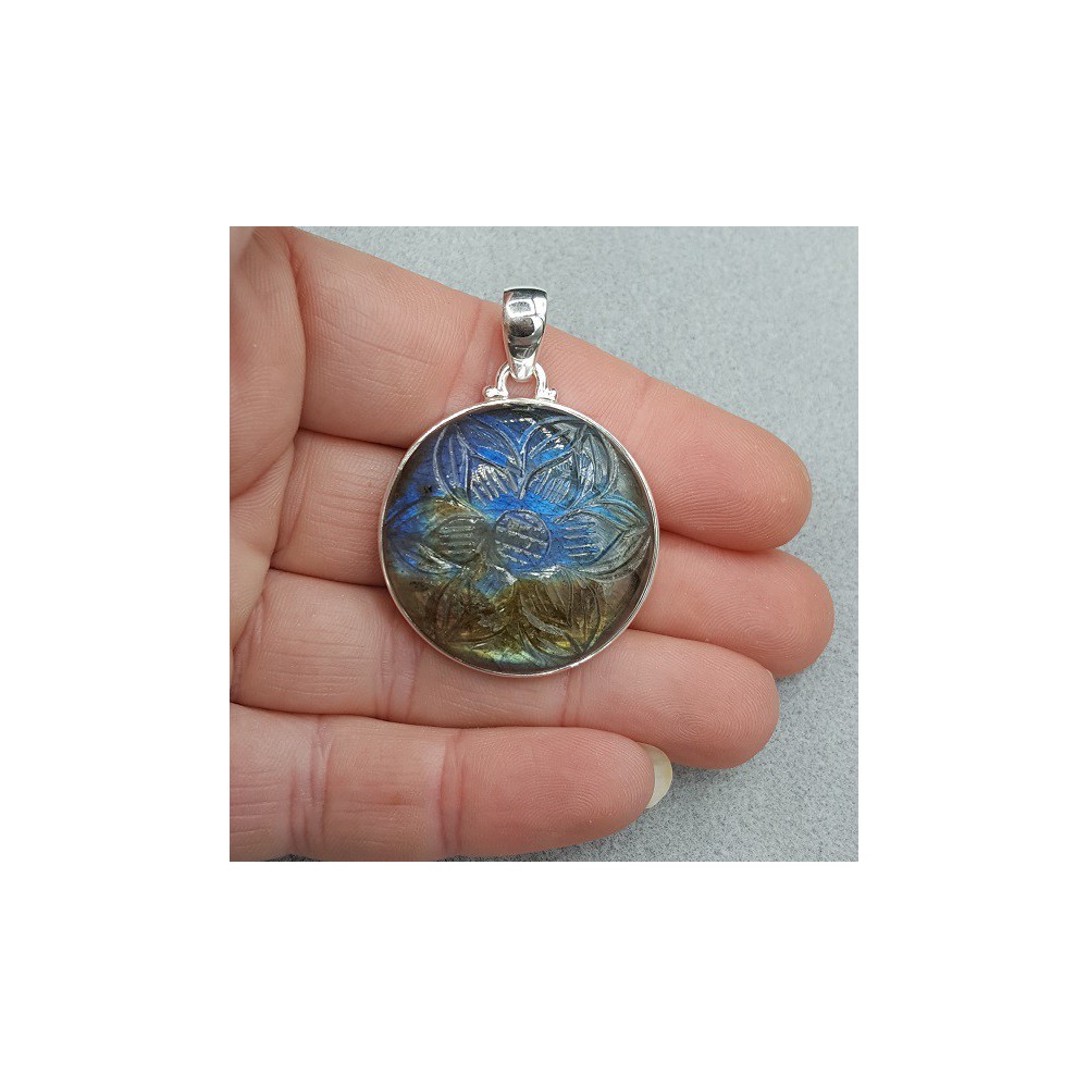 Silver pendant with round-cut Labradorite