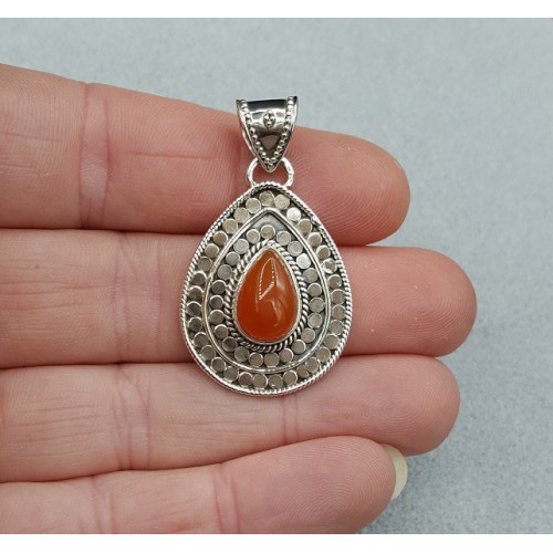 Zilveren hanger gezet met druppelvormige Carneool