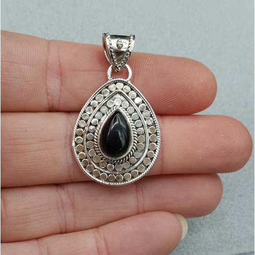 Zilveren hanger gezet met druppelvormige Onyx