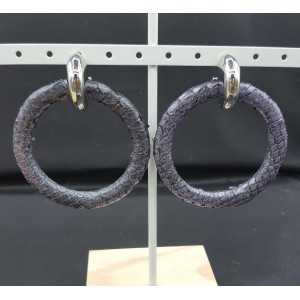 Creolen met metallic grijze ring van Slangenleer