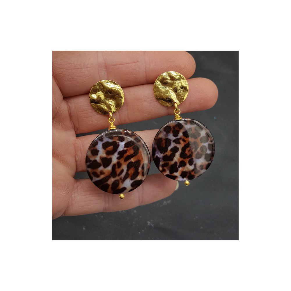 Gold plated earrings with round leopard shell