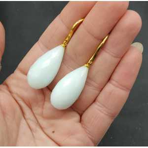 Vergoldete Ohrringe mit weißen Chalcedon-Tropfen