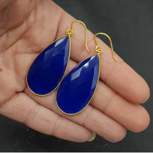 Vergoldete Ohrringe mit großen schmalen cobalt blue Chalcedon