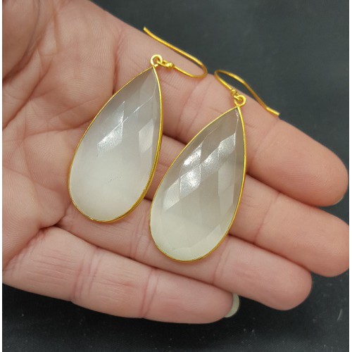 Goud vergulde oorbellen met grote smalle witte Kattenoog