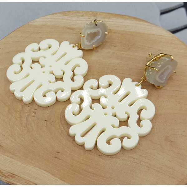 Vergoldete Ohrringe mit ivory white resin-Anhänger-Achat-geode 