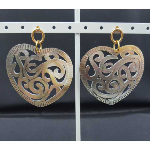 Earrings with heart pendant of shell