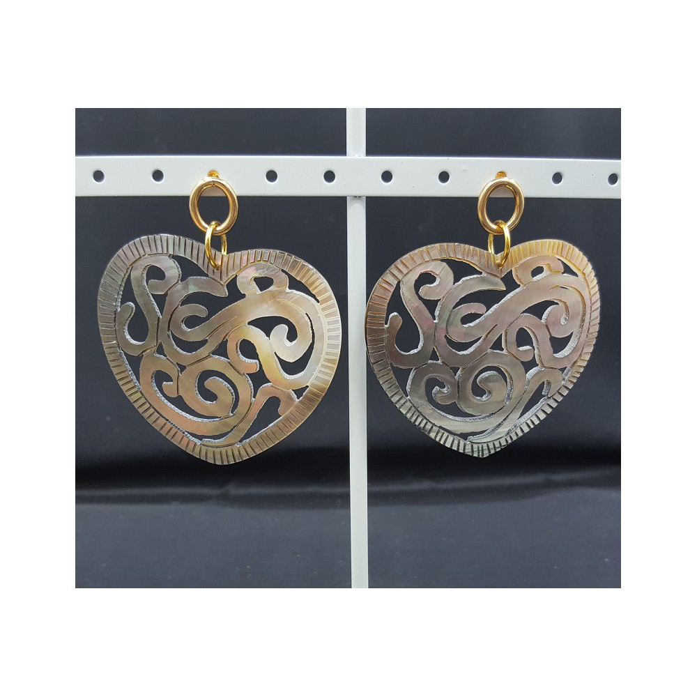 Earrings with heart pendant of shell