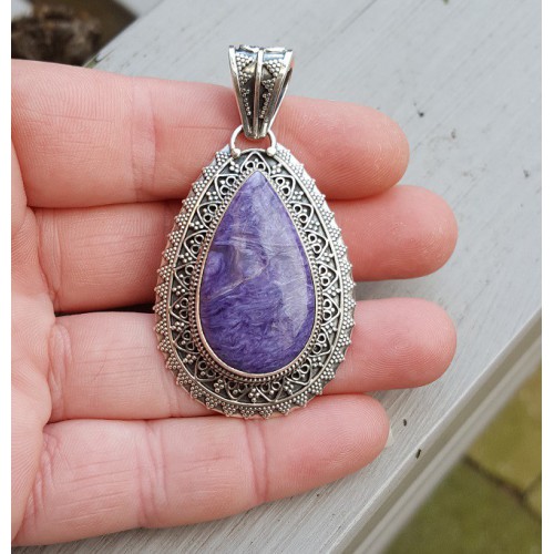 Zilveren hanger druppelvormige Charoiet in bewerkte setting