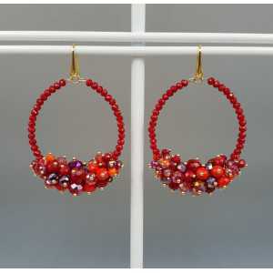 Vergoldete Ohrringe mit roten Kristallen