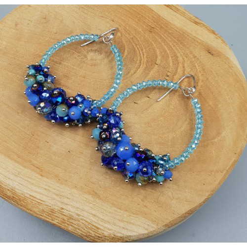 Zilveren oorbellen met licht blauwe en donker blauwe kristallen