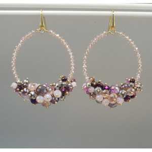 Vergoldete Ohrringe mit lila und rosa Kristallen