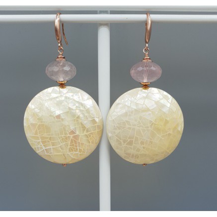 Oorbellen met ronde ivoor witte schelp en Rozenkwarts