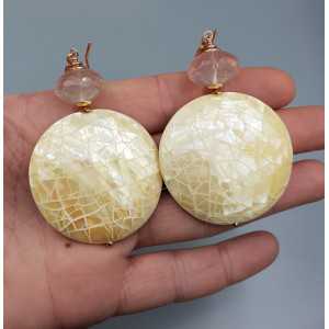 Earrings with round ivory white shell and rose quartz