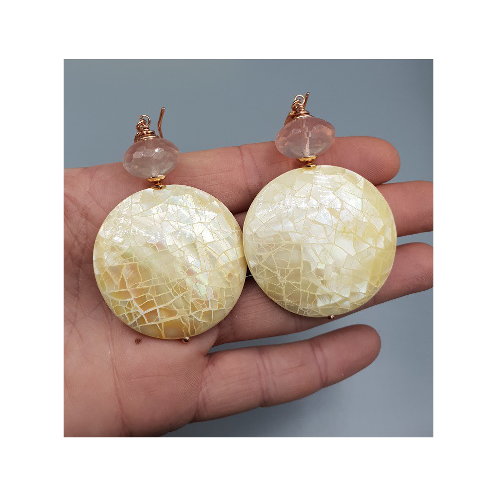 Oorbellen met ronde ivoor witte schelp en Rozenkwarts