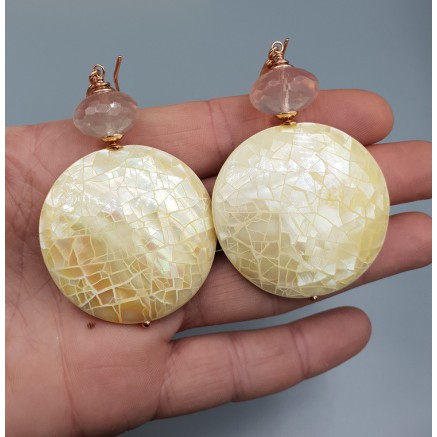 Oorbellen met ronde ivoor witte schelp en Rozenkwarts