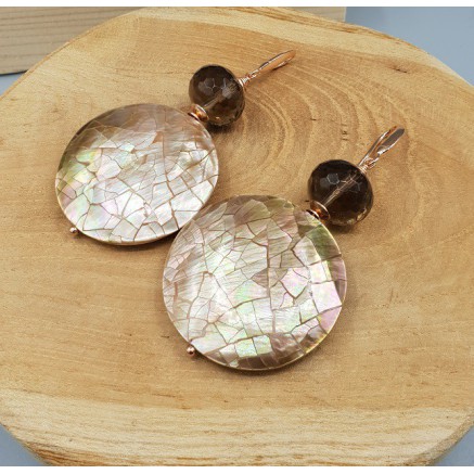 Oorbellen met ronde bruine schelp en Smokey Topaas