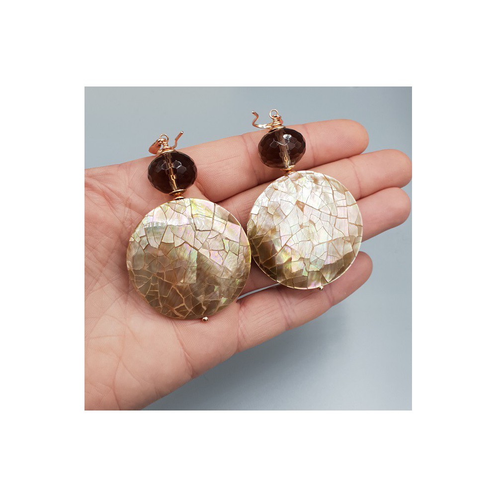 Oorbellen met ronde bruine schelp en Smokey Topaas