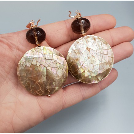 Oorbellen met ronde bruine schelp en Smokey Topaas