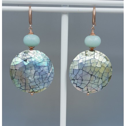 Oorbellen met ronde grijze schelp en Amazoniet