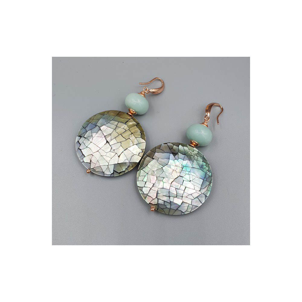 Oorbellen met ronde grijze schelp en Amazoniet