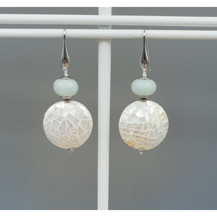 Oorbellen met ronde ivoor witte schelp en Amazoniet