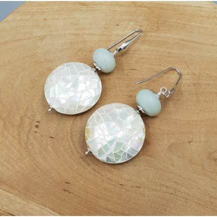 Oorbellen met ronde ivoor witte schelp en Amazoniet