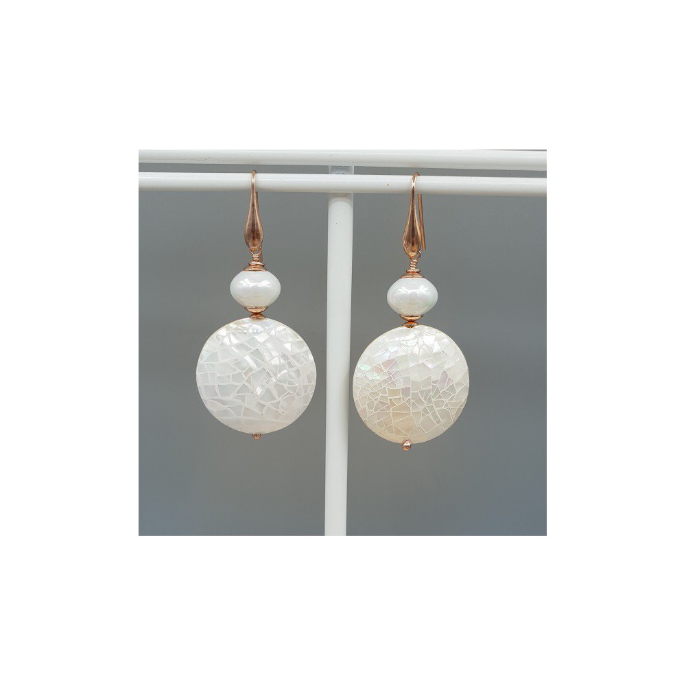 Earrings with round ivory white shell and shell pearl