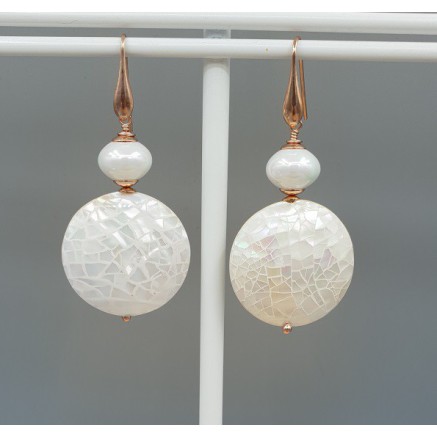 Oorbellen met ronde ivoor witte schelp en schelp parel