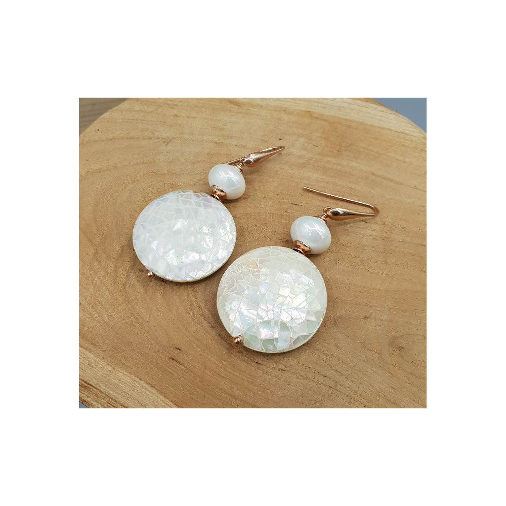 Oorbellen met ronde ivoor witte schelp en schelp parel