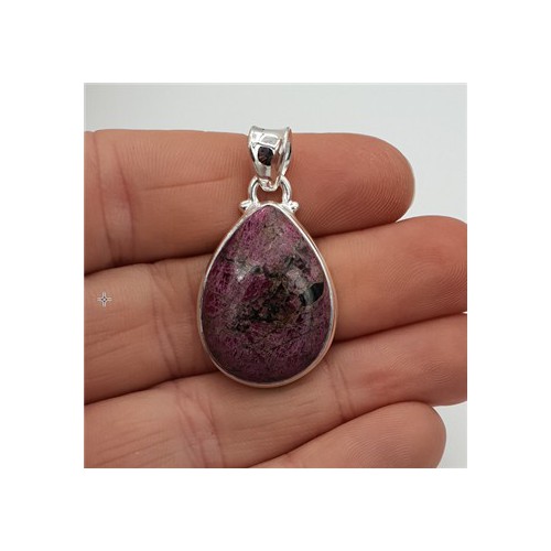 Zilveren hanger met druppelvormige cabochon Eudialiet