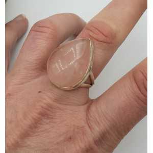 Zilveren ring gezet met brede druppelvormige Rozenkwarts 19 mm