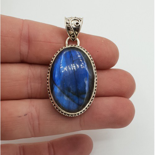 Zilveren hanger ovale Labradoriet gezet in bewerkte setting