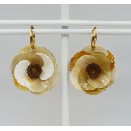 Creolen met uitgesneden bloem van Buffelhoorn