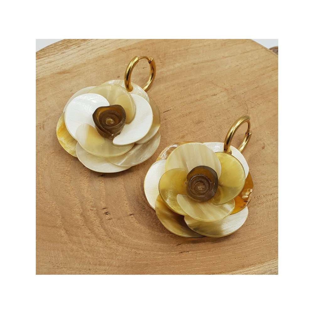 Creolen met uitgesneden bloem van Buffelhoorn