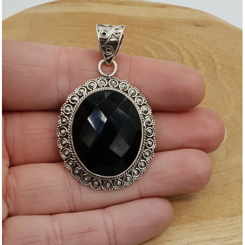 Zilveren hanger met ovale facet zwarte Onyx in bewerkte setting