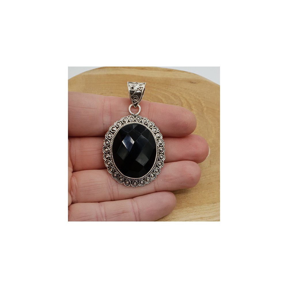 Silver pendant with oval facet black Onyx in the edited setting