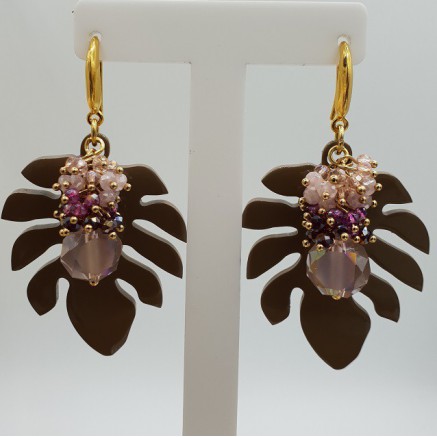 Goud vergulde oorbellen met kristallen en blad van Buffelhoorn