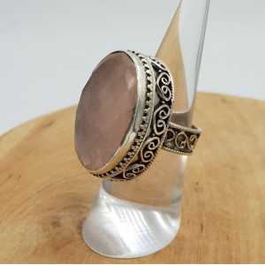 Zilveren ring met facet Rozenkwarts gezet in bewerkte setting 16.5 mm
