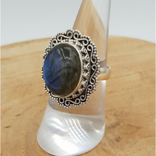 Zilveren ring gezet met Labradoriet en bewerkte kop 16.5 mm