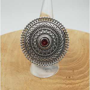 Zilveren ring met grote ronde bewerkte kop gezet met Granaat 17.5 mm