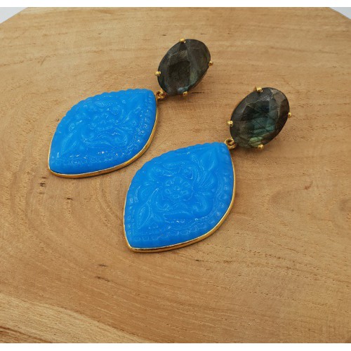 Goud vergulde oorbellen met Labradoriet en uitgesneden Chalcedoon